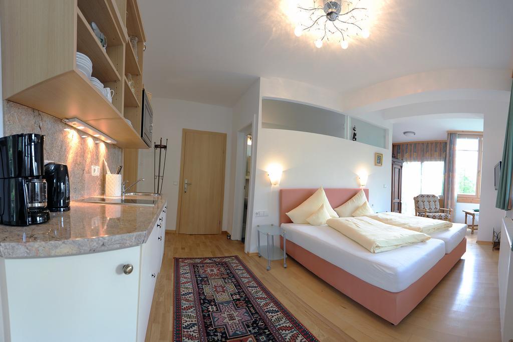 Hotel Carinthia Weissensee Zimmer foto