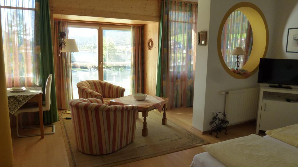 Hotel Carinthia Weissensee Zimmer foto